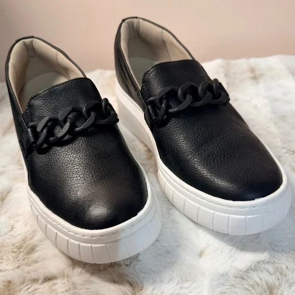 Naturalizer Black Slip On Sneaker With A Decorative Black Chain Size 10 - Picture 2 of 9